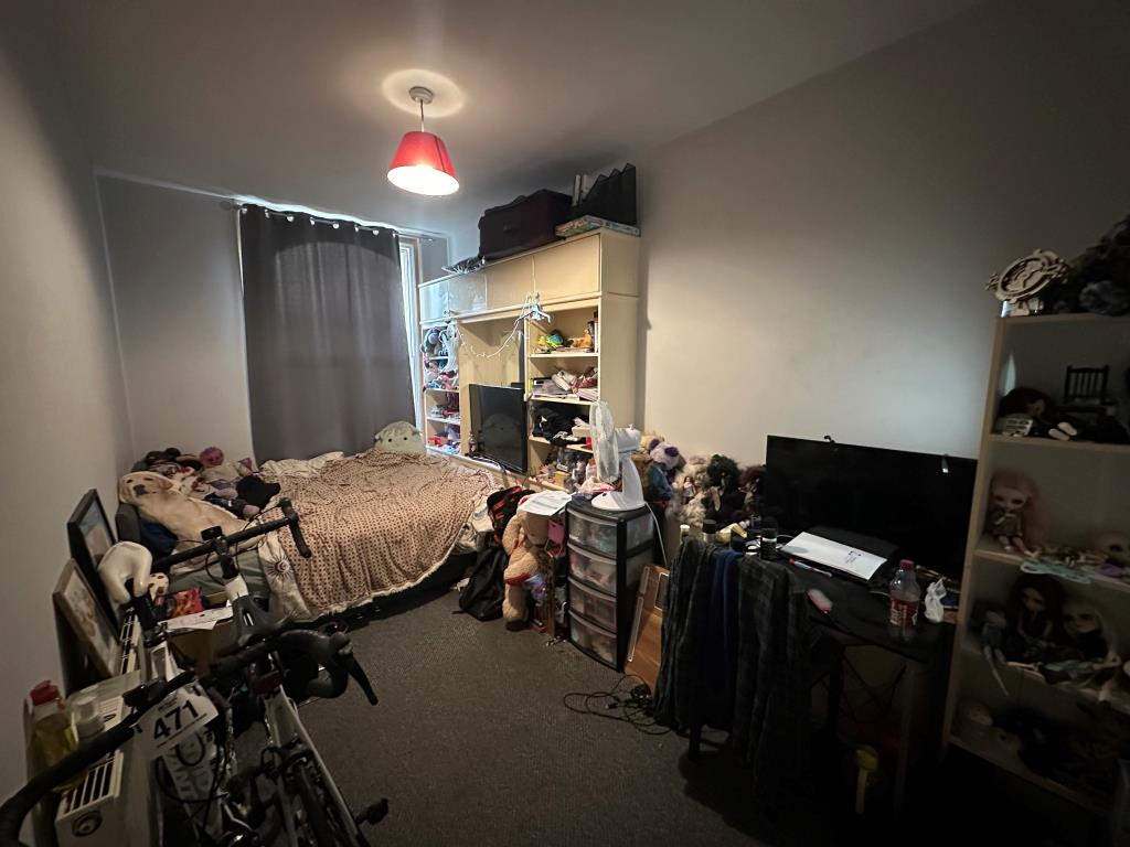 Lot: 127 - FLAT FOR INVESTMENT - Bedroom
